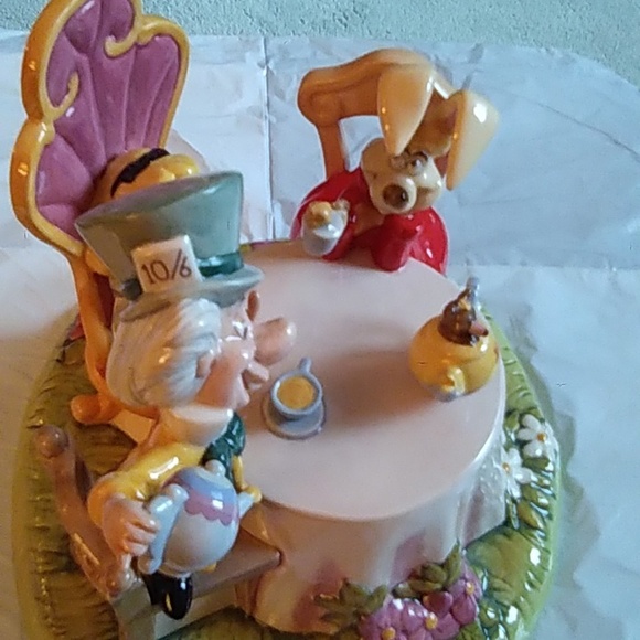 Walt Disney's Royal Dolton, Mad Hatter's Tea Party - Picture 3 of 13